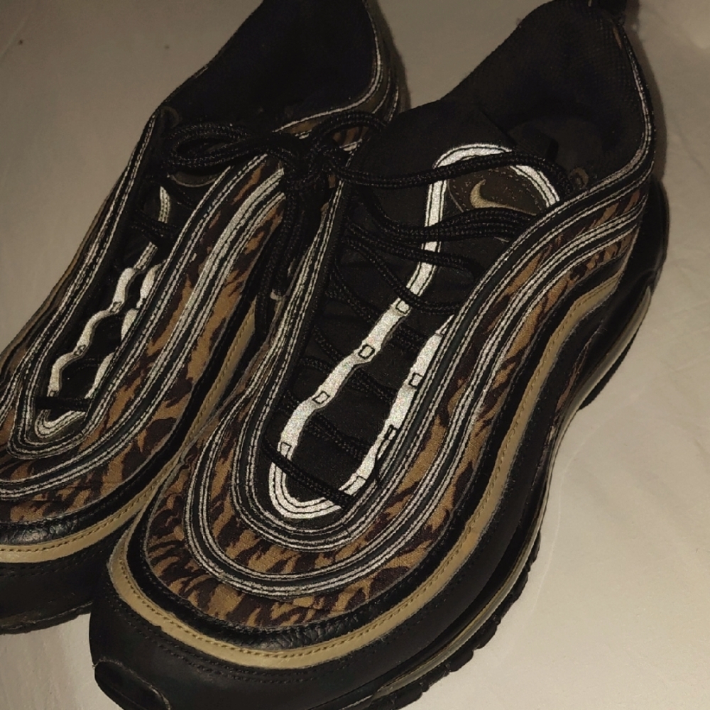 Nike Black and Brown Athletic Shoes with Air Cushioning